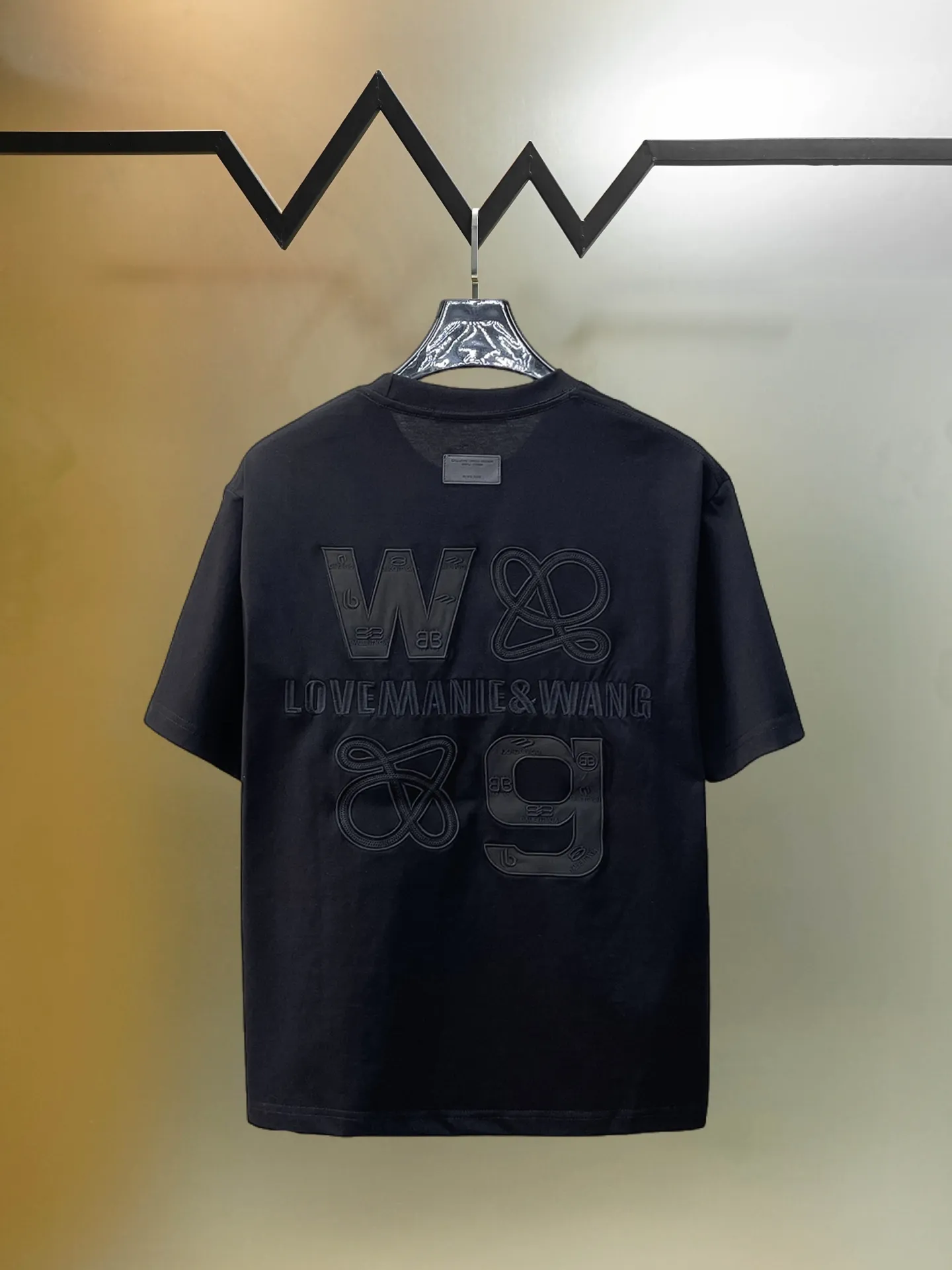 Balenciaga's high-end top-quality products 🐮2026 Spring and Summer New Arrival first counter, the latest New Arrival short-sleeved round neck T-shirt, Premium customized design, avant-garde and fashionable! Brand logo heavy craftsmanship design Premium customized 260g fabric. Soft to the touch. Comfortable to wear. Counter-level exquisite stitching. Fine workmanship. The upper body effect is incomparably handsome! A must-have item for men and women with the same style! Sizes: S~XXL When placing an order, please state your height and weight. The maximum wearing size is 210 pounds (one size larger)